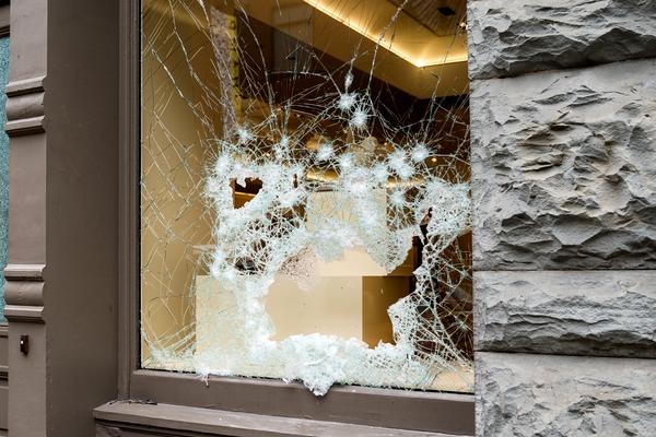 Einbruch mit Glasschaden & Loch
